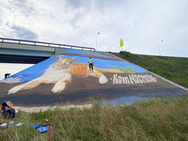 Крымский мост украсило изображение гигантского кота Мостика